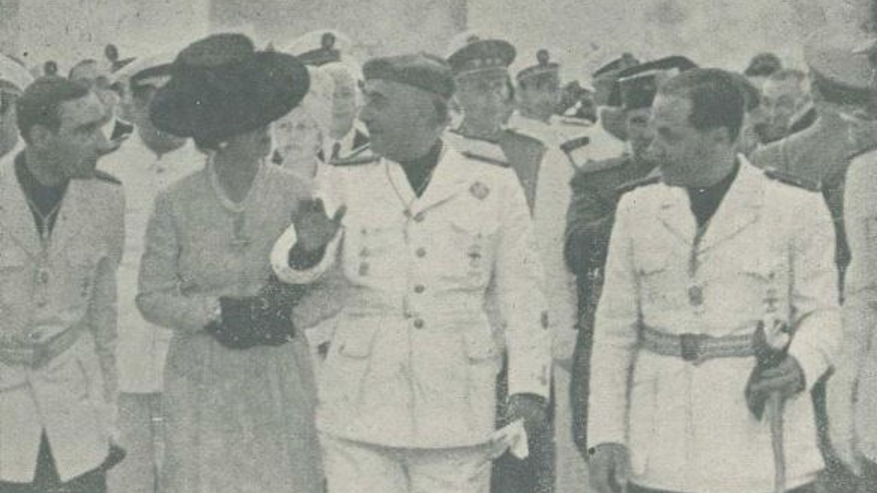 Franco y su esposa durante la inauguracin de la exposicin.