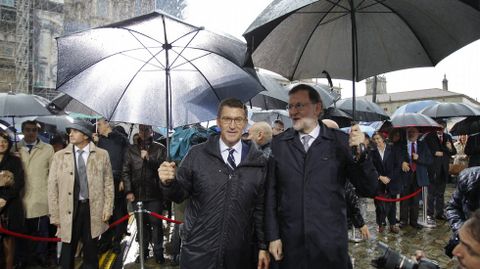 Feijoo y Rajoy, protegidos por sendos paraguas