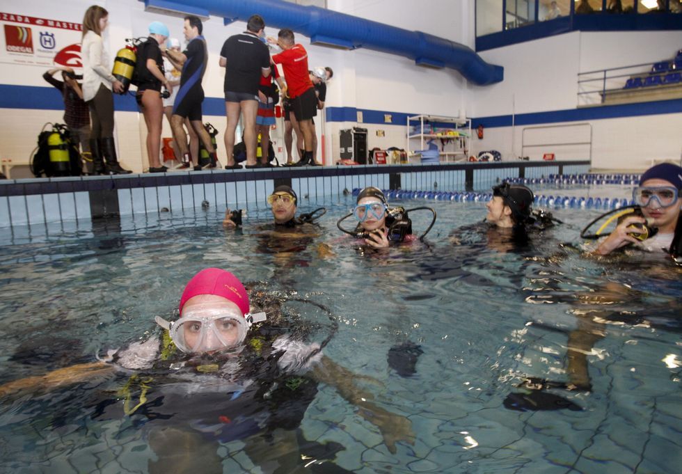 <span lang= es-es >Curso de buceo</span>. Ayer hubo un bautismo de buceo en la piscina de Frigsa, gracias a unos cursos en los que participan 500 personas, con el fin de promocionar el submarinismo en A Mari�a. 