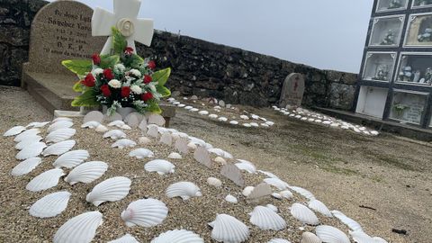 Muchas tumbas del cementerio de Lira estn adornadas con conchas