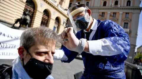 Peluqueros y barberos protestan para pedir la apertura de establecimientos en Nápoles