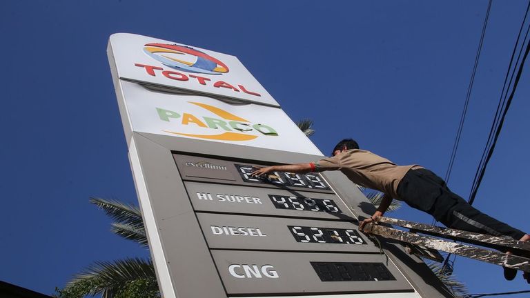 La OPEP+ aprueba un aumento de la oferta de crudo en mayo, a pesar de que no podrá aplicarlo