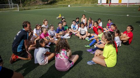 Clínic de fútbol femenino organizado por los clubes de fútbol de Porto do Son y Noia