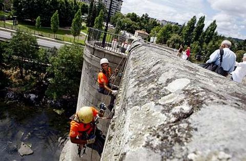 La Xunta limpi el puente romano en agosto, despus de que el Valedor estudiase el caso.