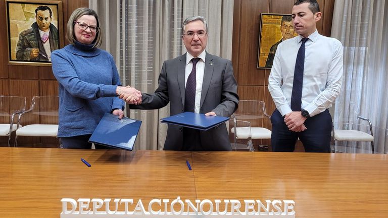 El presidente provincial, Luis Menor, firmó el convenio con la presidenta del GDR Valdeorras, María del Carmen González.