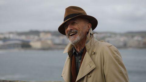 El escritor y académico en el Paseo Marítimo de A Coruña, donde firmó ejemplares de su novela «Revolución». 