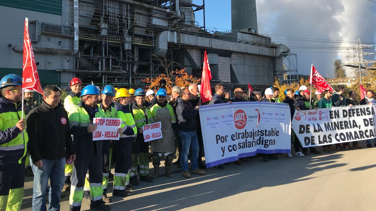 Concentración contra el cierre de la térmica de Lada