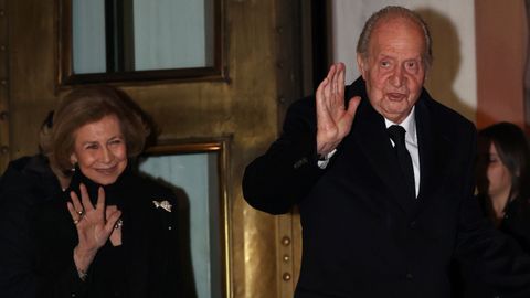 Los reyes emritos, Sofa y Juan Carlos, salan anoche de una cena celebrada en un restaurante de Atenas.