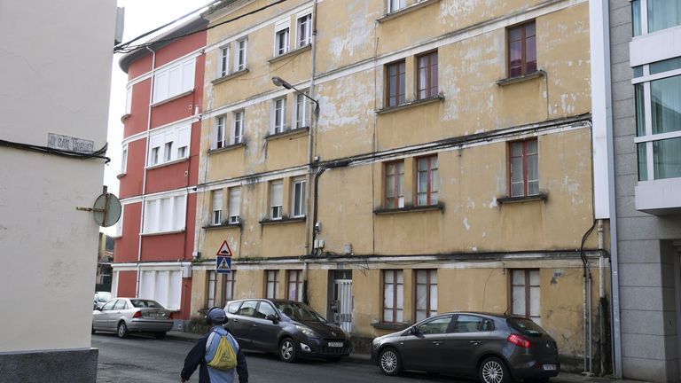 Edificio de Fene donde sorprendieron al detenido por robar una furgoneta con paquetes