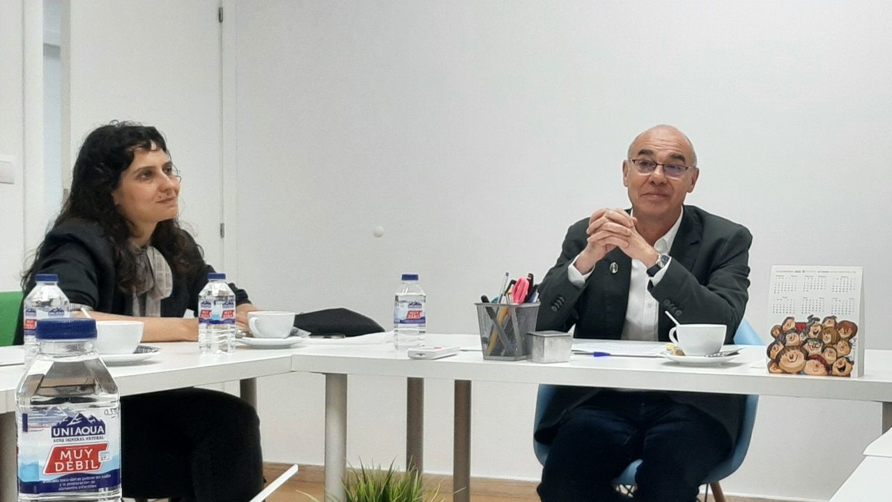 Criz roja imparte cursos formativos del manejo de desfibriladores inatalados por toda la ciudad..El alcalde de Ourense, Gonzalo P�rez J�come