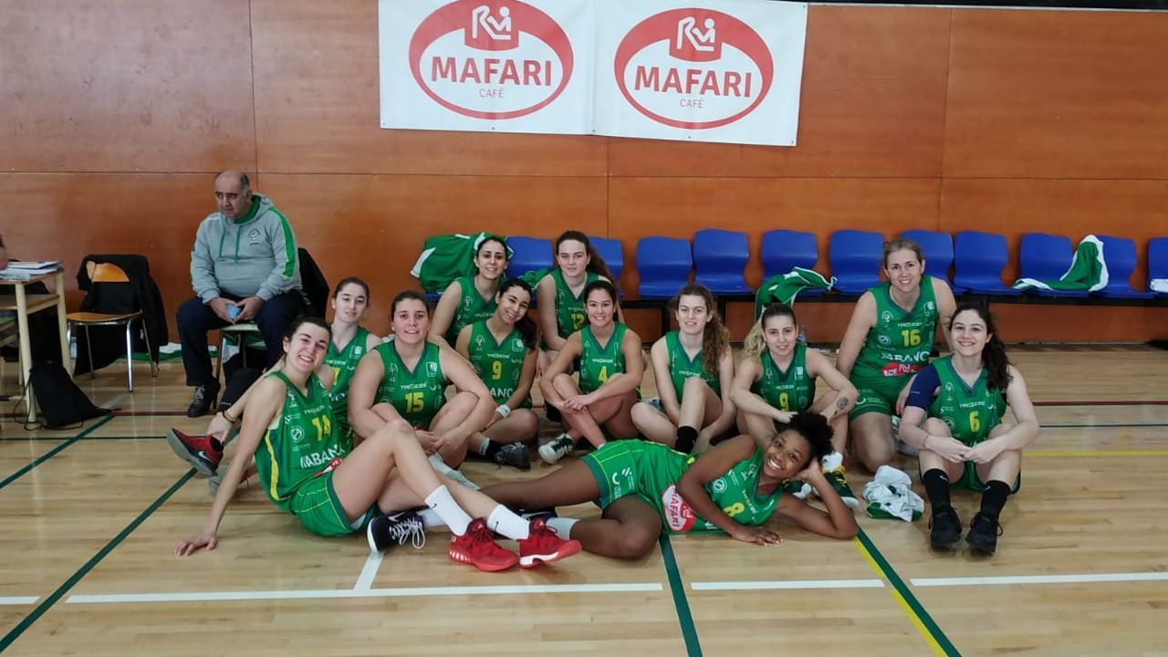 Bomberos y polic�as junto al cuerpo, tapado con una s�bana mientras lo examina la m�dico forense