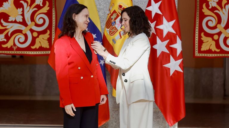 Díaz Ayuso entrega la Medalla de Oro de la Comunidad de Madrid a María Corina Machado