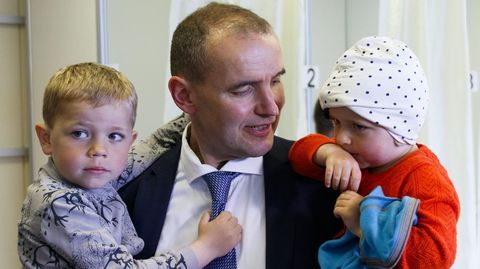 El candidato Gudni Johannesson, con dos de sus hijos tras depositar el voto