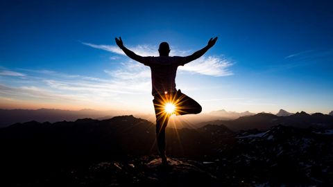 Un profesor de yoga realiza una postura en la cumbre del monte Fort, en los Alpes suizos