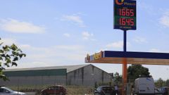 La gasolinera de Plenoil, en el polgono de O Ceao, es la ms barata de la provincia para repostar gasolina.
