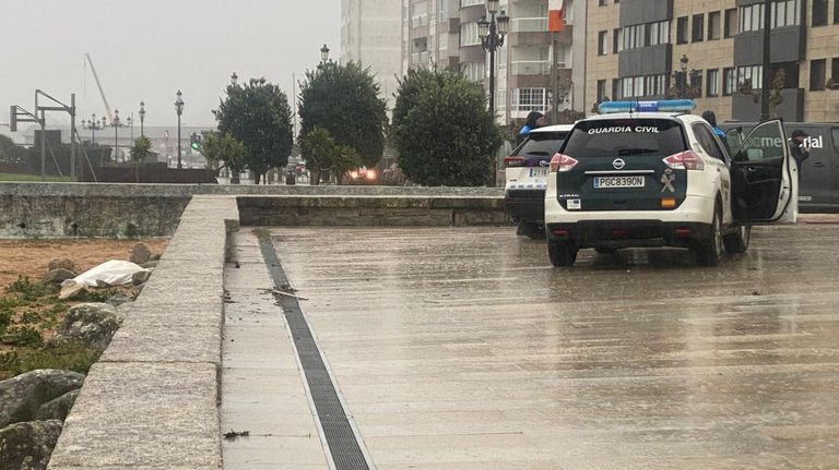 Muere una turista alemana cuando se hacía un selfi en unas rocas en Baiona y fue golpeada por una ola