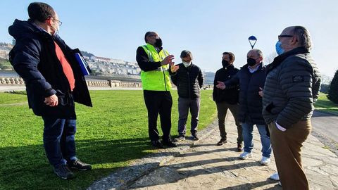 Reunión mantenida en la zona principal de los trabajos, en La Cros, por parte del alcalde, José Ramón Rioboo, y el jefe de la Demarcación, Rafael Eimil, junto con personal técnico
