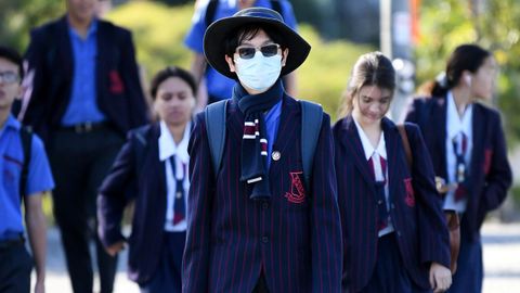 Los estudiantes, algunos ataviados con mascarillas, también han regresado a las aulas en Brisbane, Australia