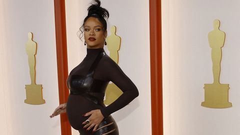 Rihanna posa luciendo embarazo
