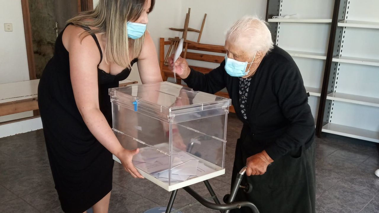 V�deo de las elecciones en Burela, con colas para votar.En A Mari�a, algunos votaron hasta disfrazados