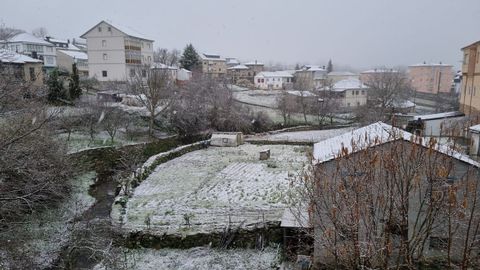 La localidad de Trives se ha despertado este viernes con una intensa nevada
