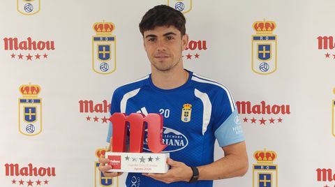 Pablo S�enz, con el premio a mejor jugador del Oviedo en agosto