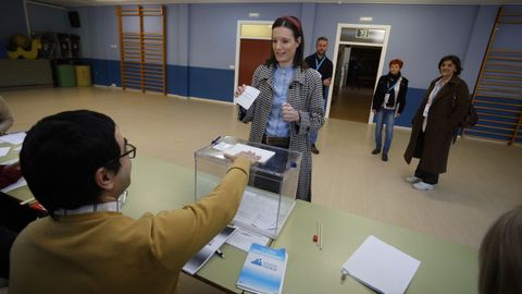 Olalla Rodil, votando en la mesa electoral del CEIP Illa Verde, en Lugo.