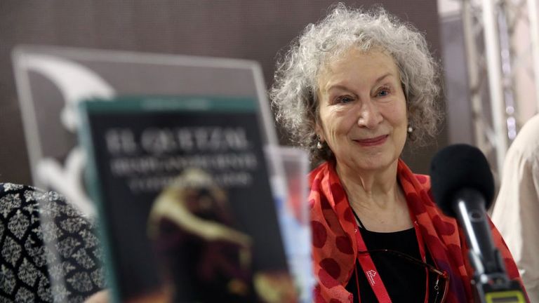 Margaret Atwood: «En la era moderna no se han prohibido tantos libros como hoy en EE.UU.»