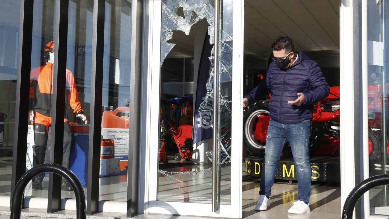 Im�genes del Camino en una densa niebla en Gonzar.Los ladrones reventaron el cristal de la puerta de la entrada para acceder a la tienda