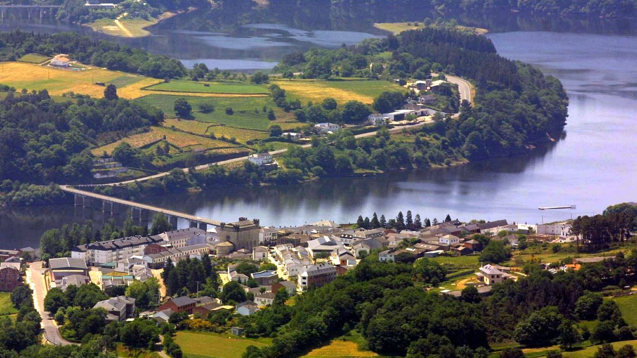 Santiago enriquece su patrimonio de arte urbano.Vista de Portomarn, junto al embalse, inicio de la Ribeira Sacra