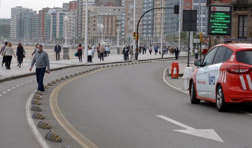 Im�genes de una excavaci�n minuciosa.La polic�a local de Gij�n controla el cumplimiento de las disposiciones que regulan los paseos de las personas mayores de 70 a�os en el Muro de San Lorenzo
