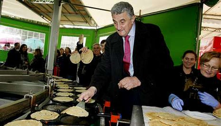 Fernando Romay hizo sus propias filloas de Lestedo bajo la atenta mirada de Jesús Sanjuás y de Ovidio Rodeiro. <span lang="es-es">fotos</span><span lang="es-es"> mónica ferreirós</span>
