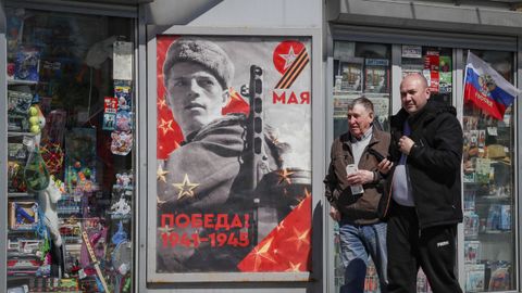 El cartel de un soldado soviético anuncia los actos del Día de la Victoria en Moscú.