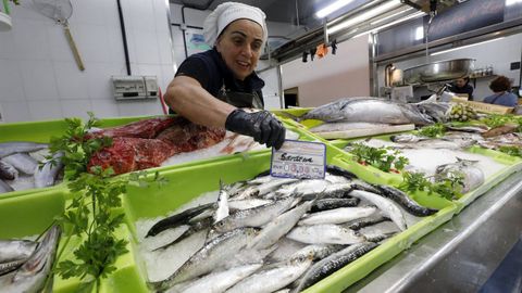 Para saber de dónde procede el pescado, basta mirar las etiquetas que lo identifican, como en esta pescadería de la plaza de abastos de Viveiro.