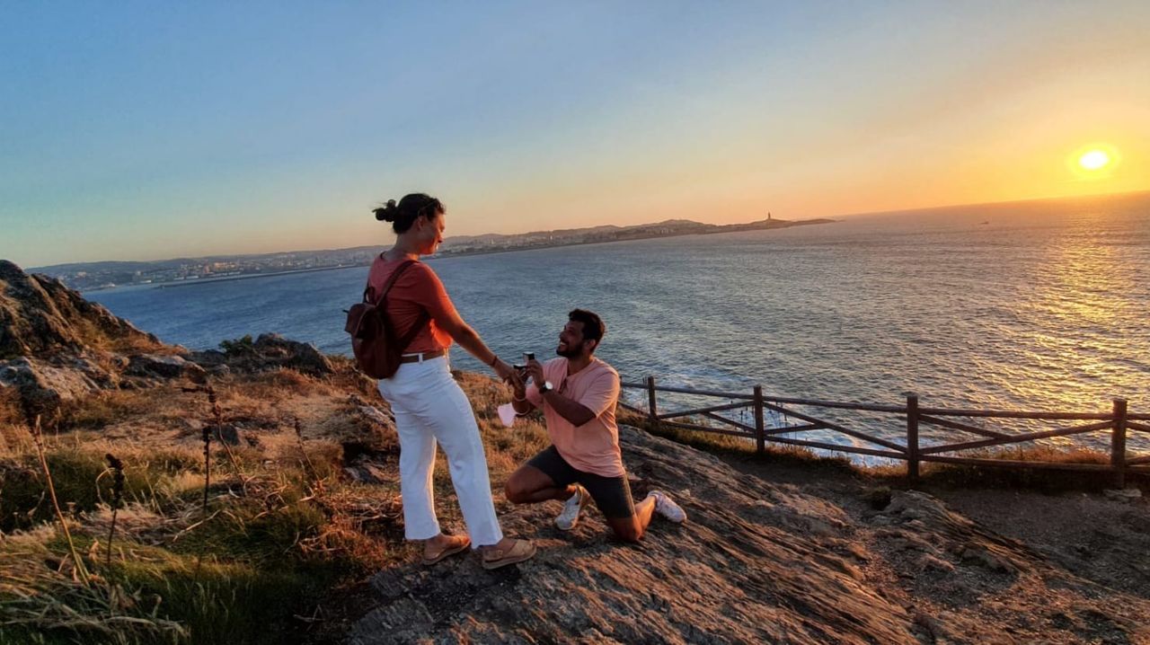 En busca de las calas ocultas.Una pintada, en el mismo punto de la playa de Coira en el que la pandilla de amigos de los ocupantes del kayak se juntaban siempre, recuerda a Miguel Quan y a Javier Hurtado