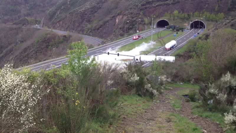 Trasvase de la carga de gas a otro cami�n