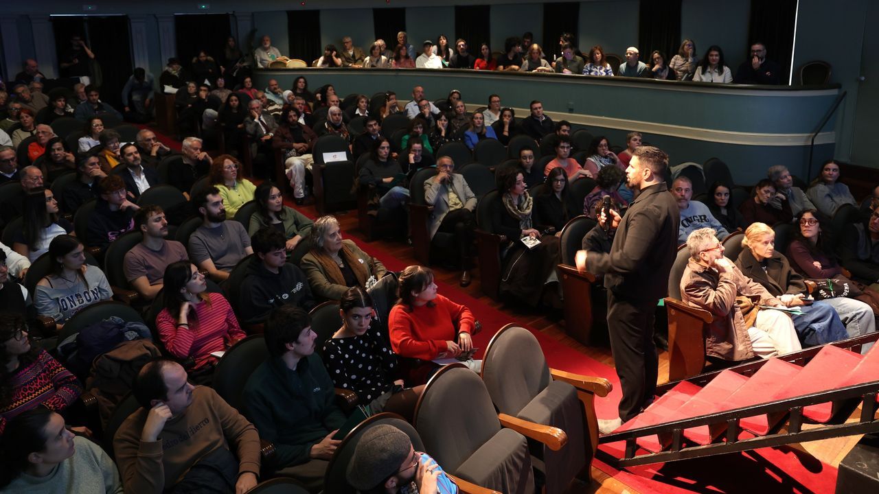 Momento del acto inaugural de la Semana de Cine Euro&aacute;rabe Amal, en el Teatro Principal de Santiago, con el presidente de la Fundaci&oacute;n Araguaney Puente de Culturas, Ghaleb Jaber Mart&iacute;nez, dirigi&eacute;ndose al p&uacute;blico