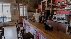 Arancha y Alfonso, en el bar que acaban de abrir en Vilariño das Poldras