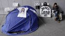 La madre de Sheila Barrero, la joven asesinada en el interior de su coche hace cinco aos en el puerto de La Collada (Asturias), ha decidido acampar frente al Palacio de Justicia de Oviedo para pedir