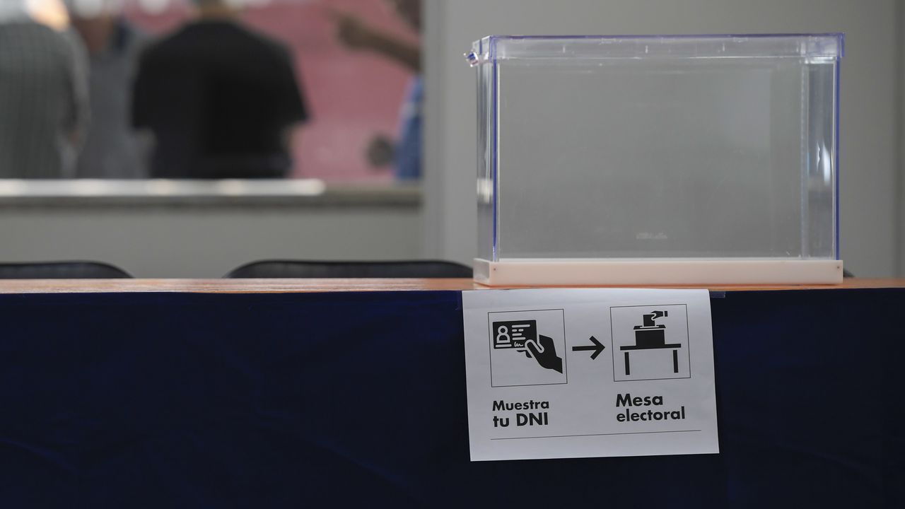 Fotografa de una urna colocada en el colegio electoral este sbado, previo a las votaciones con motivo de las elecciones generales de maana, en Pola de Siero (Asturias)