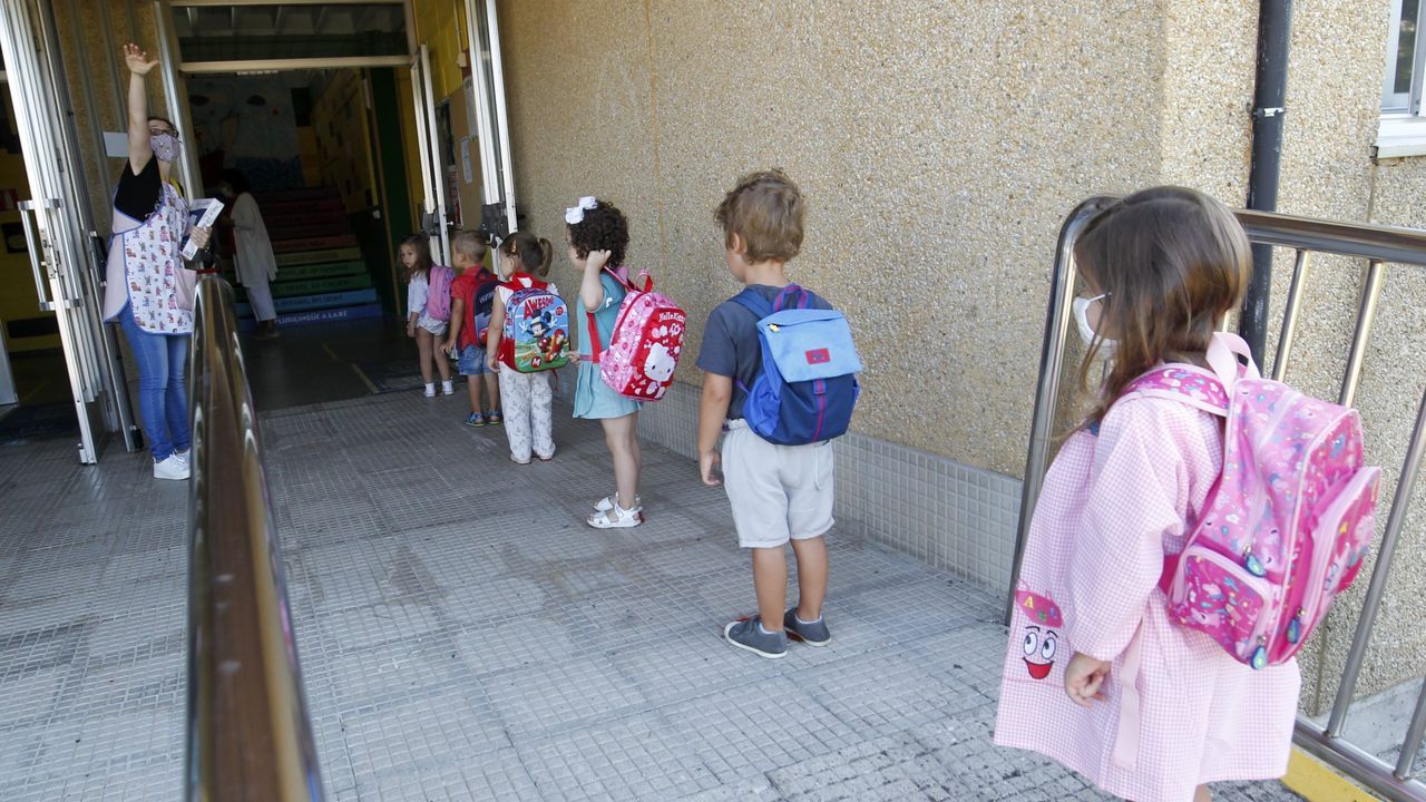 En la imagen , alumnos del CEIP A Laxe entrando en el colegio a principios de este curso