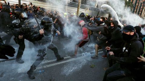 Los Mossos cargan contra un grupo de los CDR durante una manifestación en Barcelona