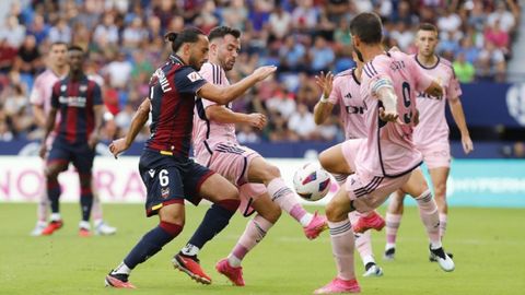 Sebas Moyano y Borja Bastn disputan un baln durante el Levante-Oviedo