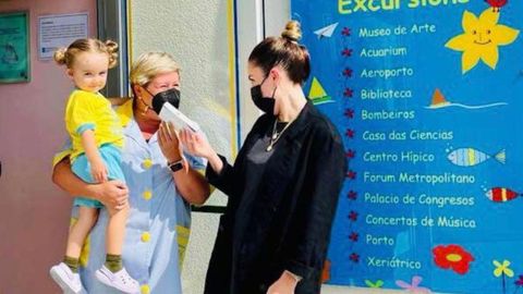 Ely, mam de Vega, recibe el test de antgenos, en la puerta de la escuela de A Zapateira.