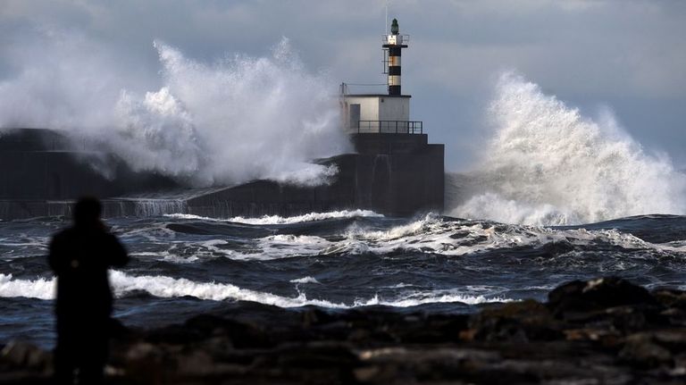 Enormes olas rompen en el paseo marítimo de San Esteban de Pravia, en Asturias. ARCHIVO