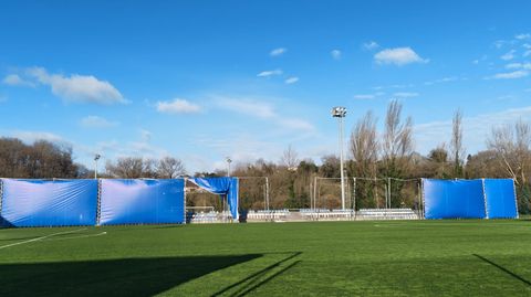 Las lonas del campo n�4 de El Requex�n, afectadas por el viento