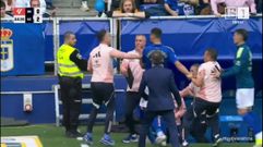 Carmo, sujetado por miembros del cuerpo t�cnico, mientras se encara con la afici�n