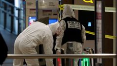 Policías forenses inspeccionan el lugar del ataque con cuchillo en París.