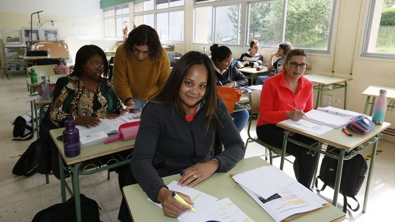 Una clase del ciclo modular de Coidados auxiliares de enfermaría del IES Monte Castelo