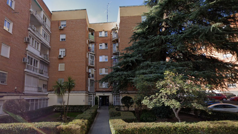 Edificio en el que hallaron los cad�veres de un hombre y su madre mayor sin signos de violencia en Aluche